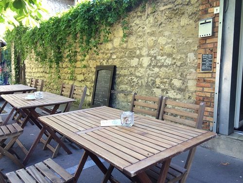 L'une des terrasses du Resto V, au calme sous les arbres  at Resto V in La Garenne-colombes