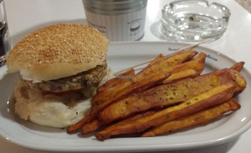 Tempeh hamburger at Hamburgueria do Bairro in Funchal
