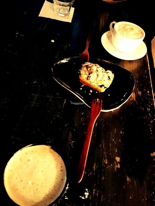 Crumble cake and soy milk latte + caramel latte - YUM at Slunch Factory - 슬런치 팩토리 in Seoul