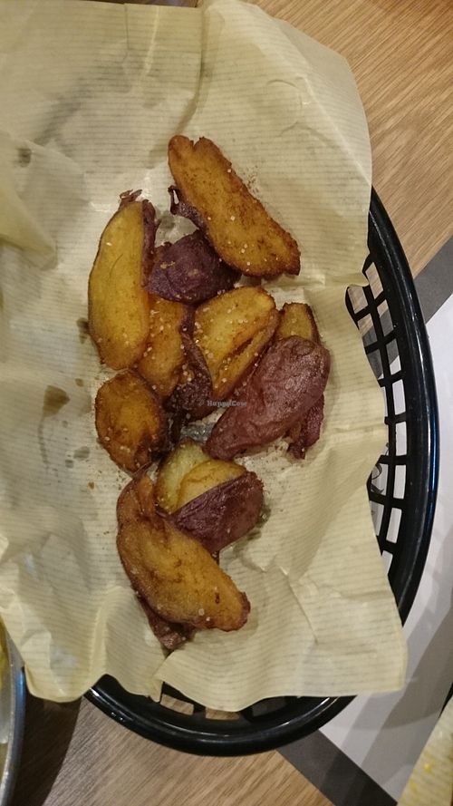 Yum! Yum! This is the new dish the wonderful chef improvised for my girlfriend recently. The deep-fried sweet potato wedges! :) at Lagniappe in Seongnam