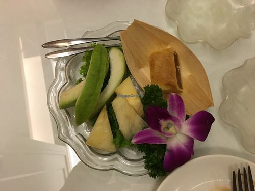 Fresh fruit in season at Zhòng Liú SùShí 眾流素食 in Taipei
