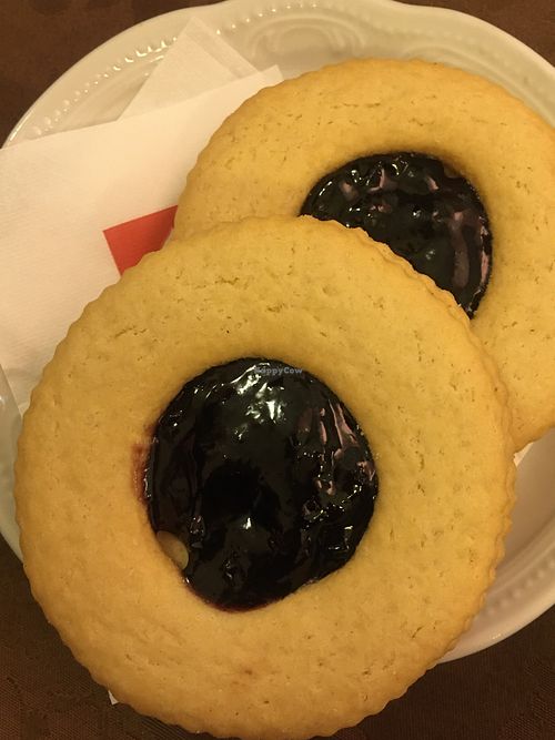 Shortcrust biscuits with berry jam at Pasticceria Ponte delle Paste in Venice