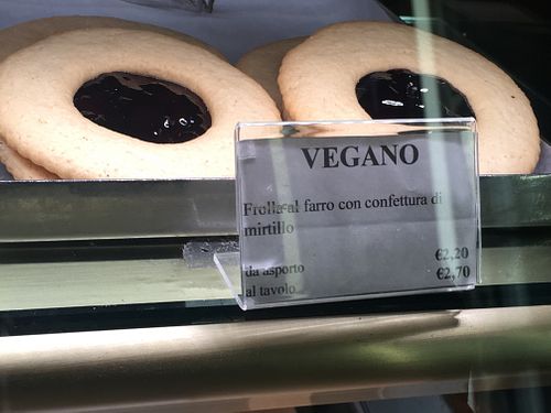 Shortcrust biscuits with blueberry jam  at Pasticceria Ponte delle Paste in Venice