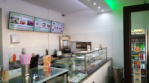 Seiten Döner and Cigköfte with the entrance area at Butterfly in Basel