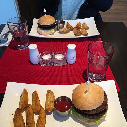 Black bean burgers with potato wedges at Veganized in Tonsberg