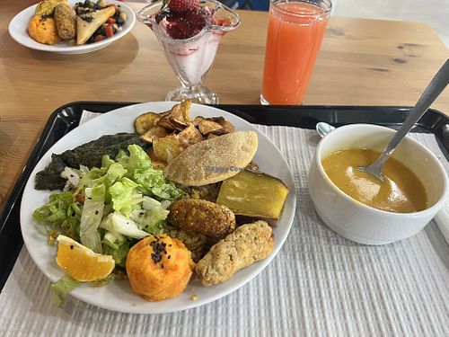 Plato del menú. Sopa+plato+saladitos+postre+café. Todo vegano 🥰  at O Canteiro in Setubal