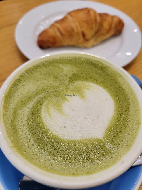 Matcha latte and a croissant at Cloud Cakes - Mandar in Paris