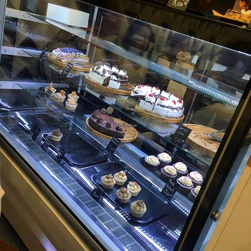 still lot to choose from near closing time at Cloud Cakes - Mandar in Paris