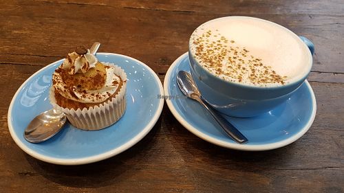 Tiramisu cupcake and chai latte at Cloud Cakes - Mandar in Paris