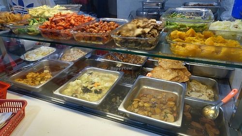 buffet spread at Sui Yuan Vegetarian Food Stall in West Singapore