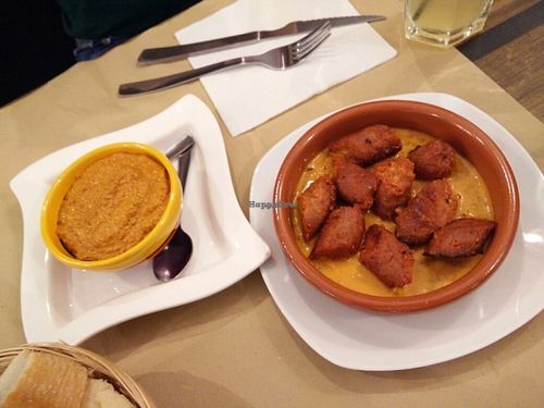 chorizo y sobrasada de almendras (almond pate) at El Perro Gamberro in Madrid