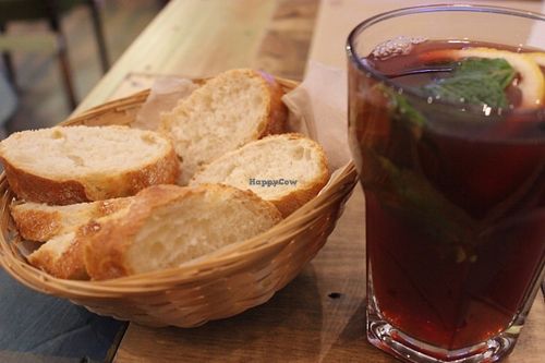 Bread basket and sweetened hibiscus iced tea at El Perro Gamberro in Madrid