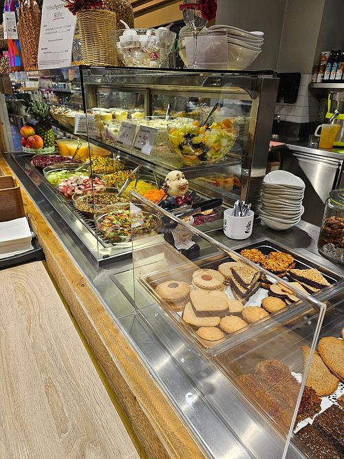 Veggie-Bistro mit diversen Salaten, Säfte, Bowls und Gebäck at Reformstark Martin in Innsbruck