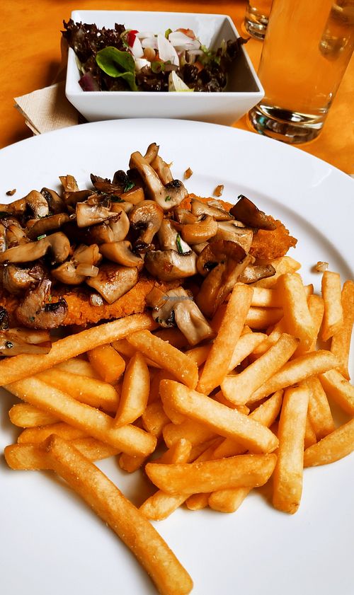 Champignonschnitzel at Gutsschanke Mengel-Eppelmann in Stadecken Elsheim