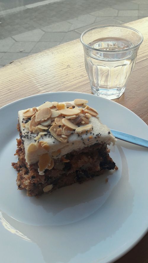 Vegan carrot cake at Isla Coffee in Berlin