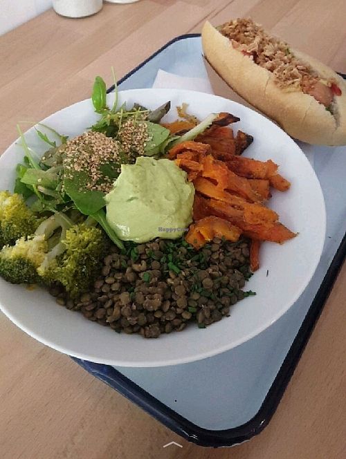 Hot dog and main plate at Munchies in Bordeaux