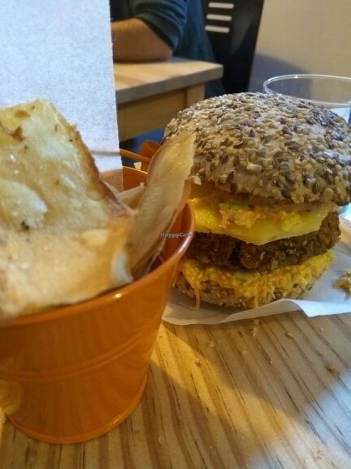 Hamburguesa Caroline Mon Amour at La Huella Vegana in Alcala De Henares