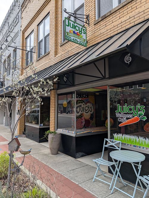 Front of cafe at Juicy's Wellness Cafe  in Mcminnville