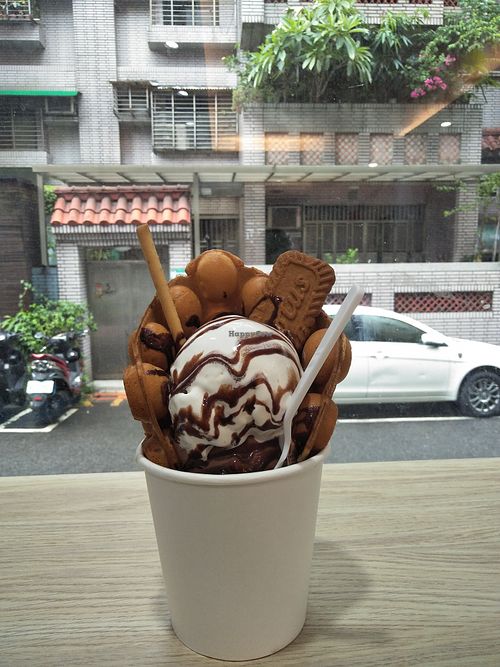 Waffle & ice cream at Nice Cream in Taipei