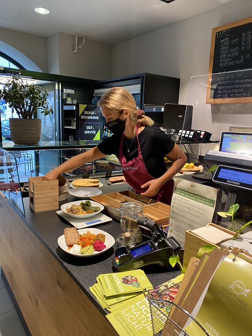 Tan amables las señoritas  at Mom's Table  in Augsburg