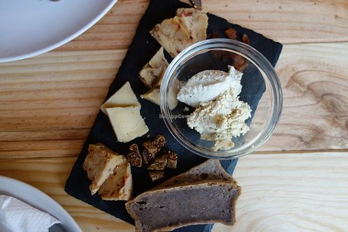 Small platter cheese-gary ;) at Foodprintz Cafe in Lisbon