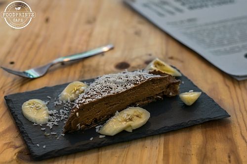 the cake of the month december: raw chocolate avocado cake at Foodprintz Cafe in Lisbon