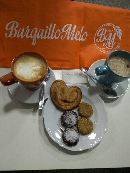 Café con leche de coco y pastas veganas at Panaderia BurguilloMelo in Collado Villalba