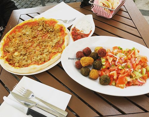 Kebap pizza and falafel salad  at Goldenes Horn in Winterthur