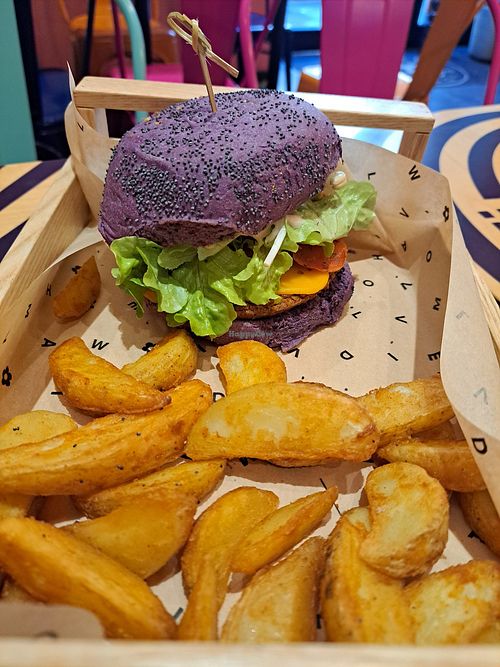 Classic 'flower burger' with wedges at Flower Burger in Rome