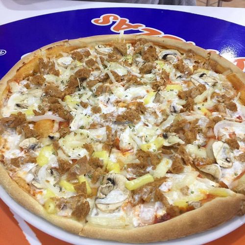 Pizza carbonara vegana. Con nata, queso y carne vegetal. at Anatolia Kebab in Mostoles