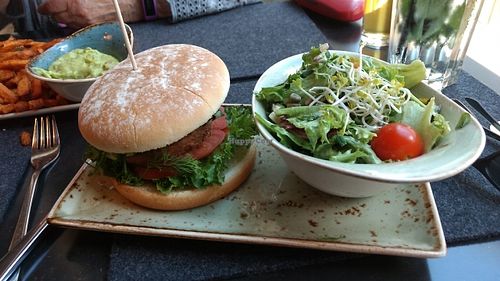 burger with mixed salad at Hans im Glück in Recklinghausen