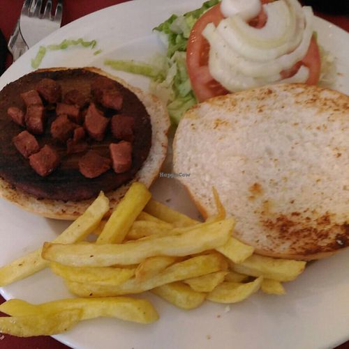 Hamburguesa con vacon at La Herradura Vinoteca in Madrid