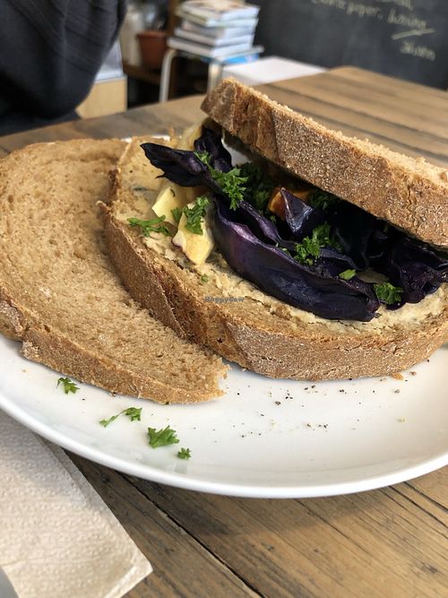Brot mit Grillgemüse und Hummus inclusive extra Portion Brot... at Lunchcafe Curcuma in Gouda