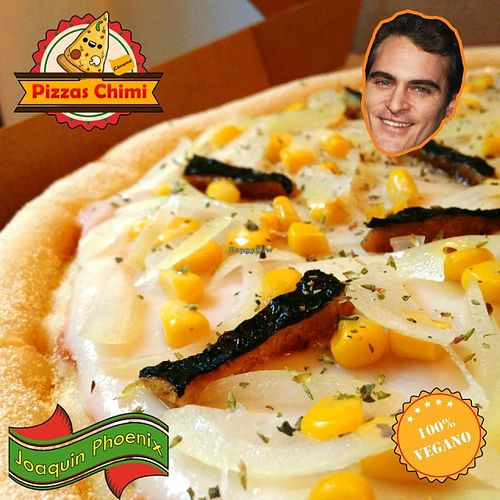 Joaquin Phoenix: tomato sauce, mozzarella made from oat milk, onion, corn and vegan anchovies at Pizzas Veganas Chimi in La Plata