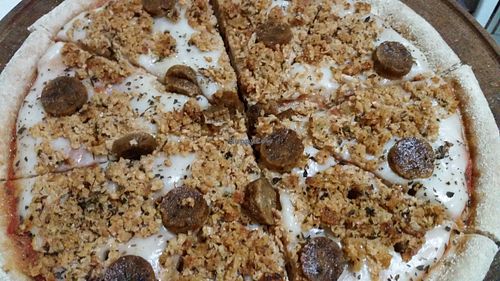 Pizza Chimi! I've asked my pizza to be really customized and they actually did it! 100% plant-based and made with whole flour :) at Pizzas Veganas Chimi in La Plata