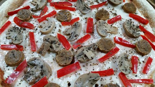 Vegan Pizza with red pepper and mushrooms! Mozzarella made from oat milk at Pizzas Veganas Chimi in La Plata