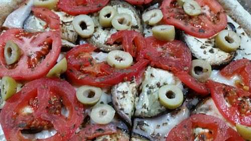 Vegan Pizza with olives, tomatos and eggplant! at Pizzas Veganas Chimi in La Plata