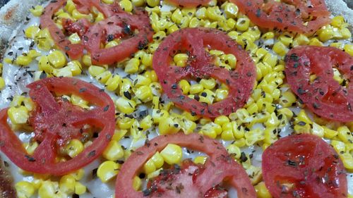 Vegan Pizza with tomatos slices and corn :) at Pizzas Veganas Chimi in La Plata