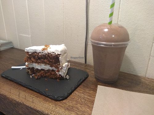 Cake with smoothies at Aloha Vegan Delights in Valencia