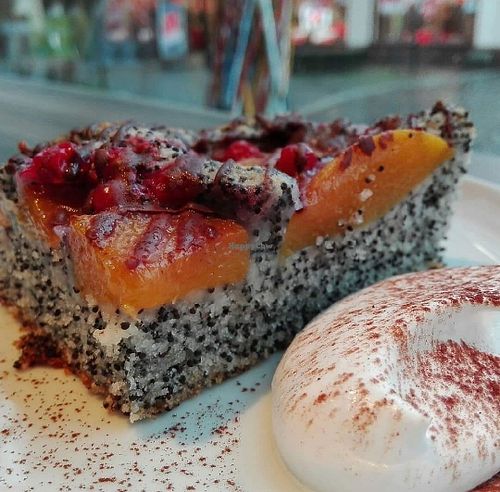 Der Renner: Mohnkuchen mit Früchten und Sojasahne at Leyka  in Unna