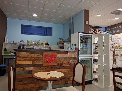 cafe and part of the store at PurEssence in Alvor