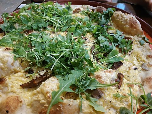 Detalle de pizza vegana at Crustys Pizzeria  in Mallorca