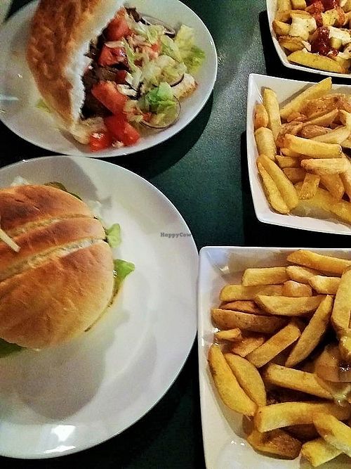 burger and fries at De Krewelligen Bidet in Antwerpen