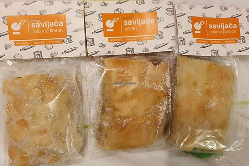 Pastries with tofu mediterranean, seitan 🤘😈, and greens (kale, spinach, and so on) fillings 🤤🤤🤤 at bio&bio in Dubrovnik