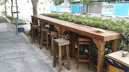 outside seating at Raw Squeeze at Lorna Jane in Newstead