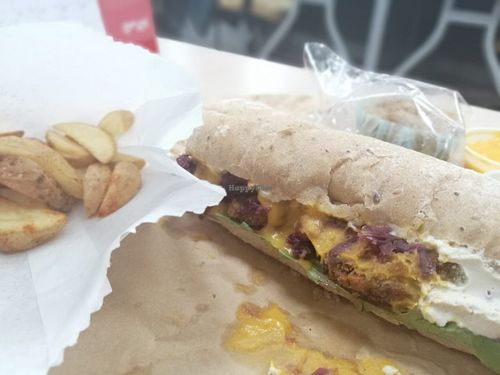 Sandwich crispy con papitas at Saviti in Bogota