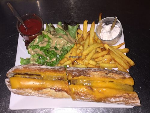 hot dog vegan at L'Apollinaire in Paris