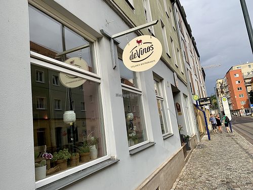 outside at deVinos in Jena