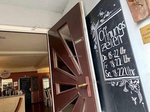 entrance at deVinos in Jena