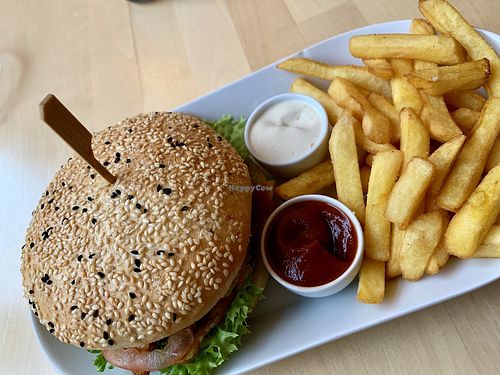 burger n fries at deVinos in Jena